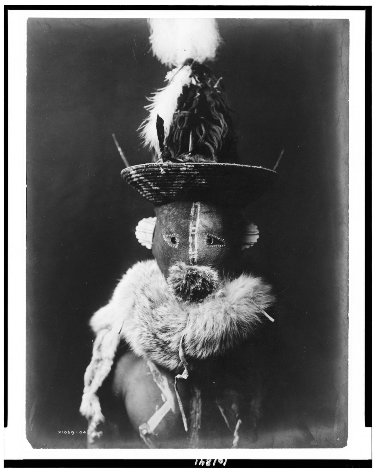 Des masques amérindiens du début du 20ème siècle par Edward S. Curtis des masques amerindiens du debut du 20eme siecle par Edward S Curtis 11 des-masques-amerindiens-du-debut-du-20eme-siecle-par-Edward-S-Curtis-11
