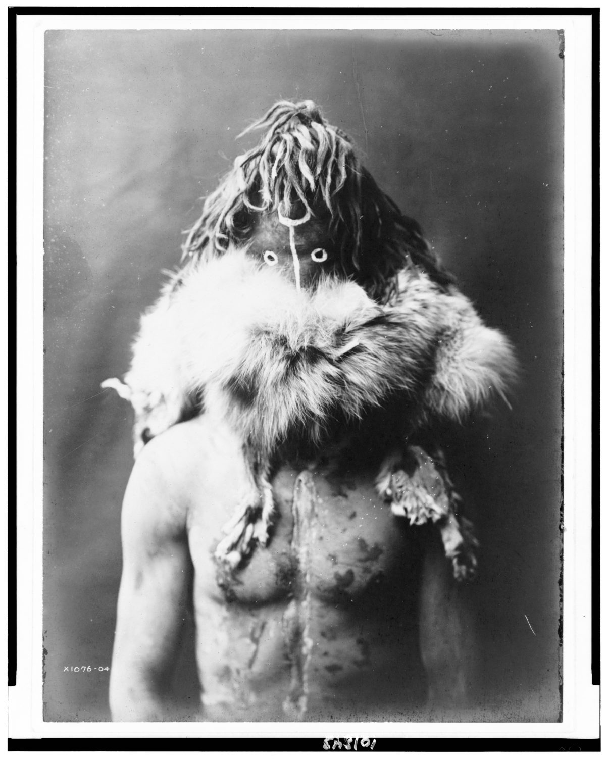 Des masques amérindiens du début du 20ème siècle par Edward S. Curtis des masques amerindiens du debut du 20eme siecle par Edward S Curtis 13 des-masques-amerindiens-du-debut-du-20eme-siecle-par-Edward-S-Curtis-13