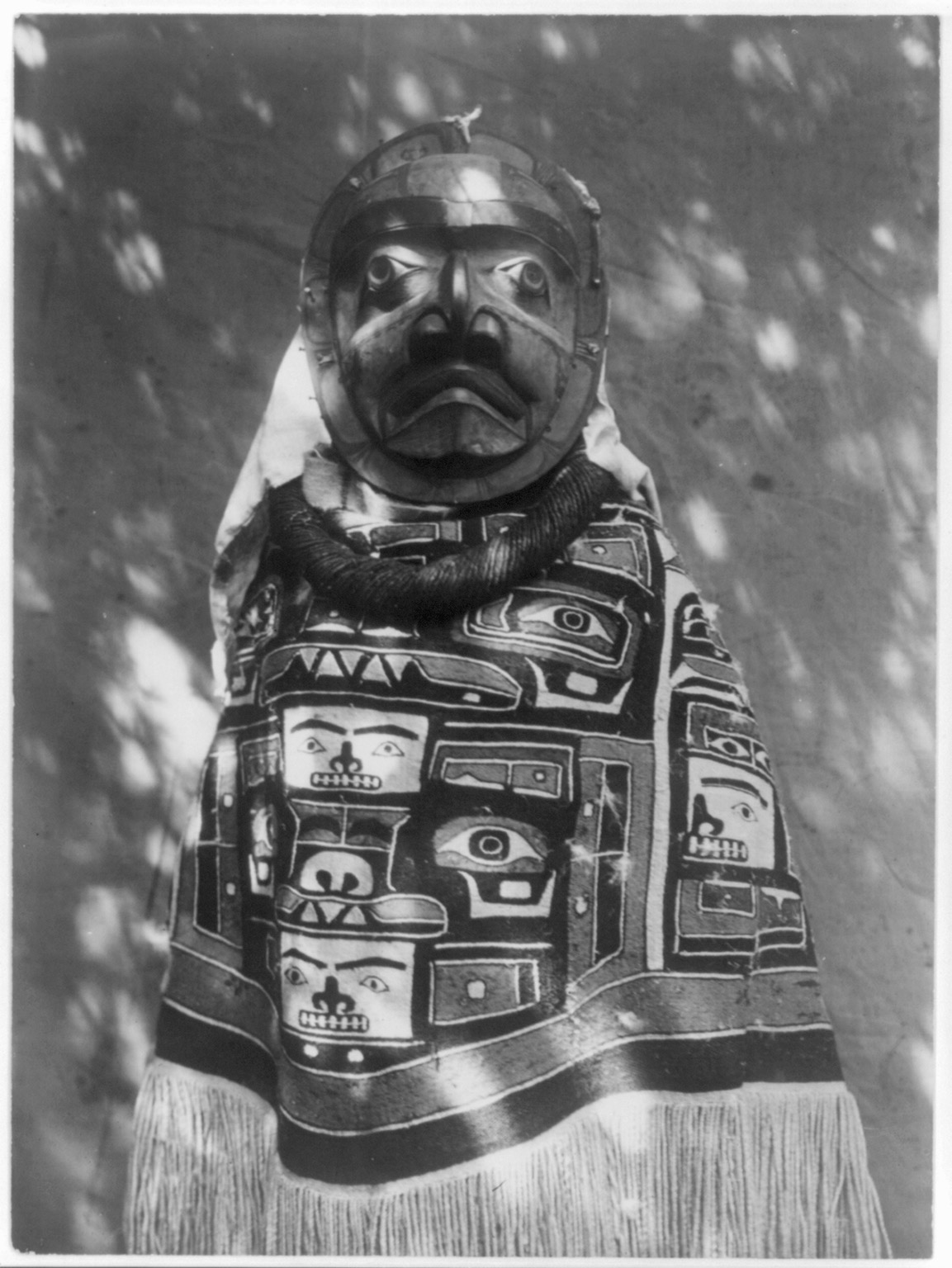 Des masques amérindiens du début du 20ème siècle par Edward S. Curtis des masques amerindiens du debut du 20eme siecle par Edward S Curtis 16 des-masques-amerindiens-du-debut-du-20eme-siecle-par-Edward-S-Curtis-16