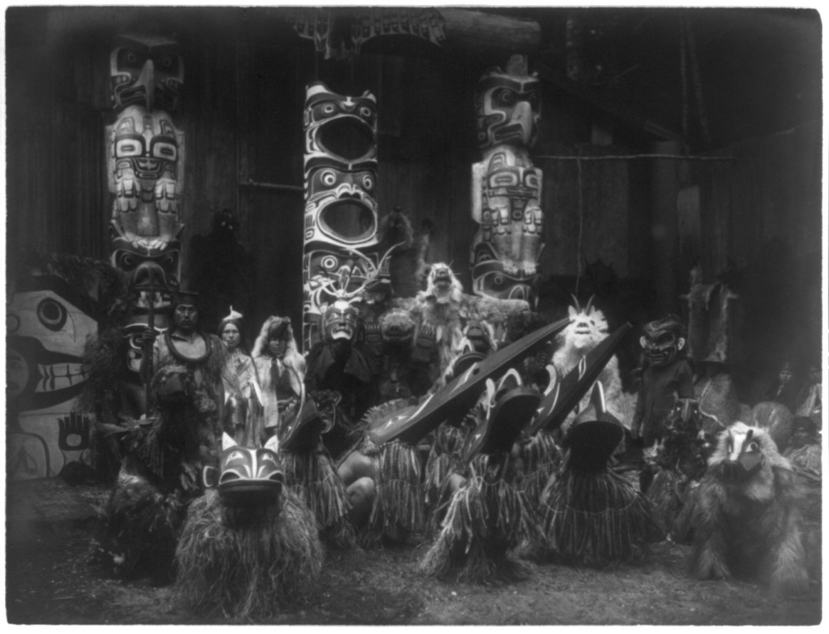 Des masques amérindiens du début du 20ème siècle par Edward S. Curtis des masques amerindiens du debut du 20eme siecle par Edward S Curtis 17 des-masques-amerindiens-du-debut-du-20eme-siecle-par-Edward-S-Curtis-17