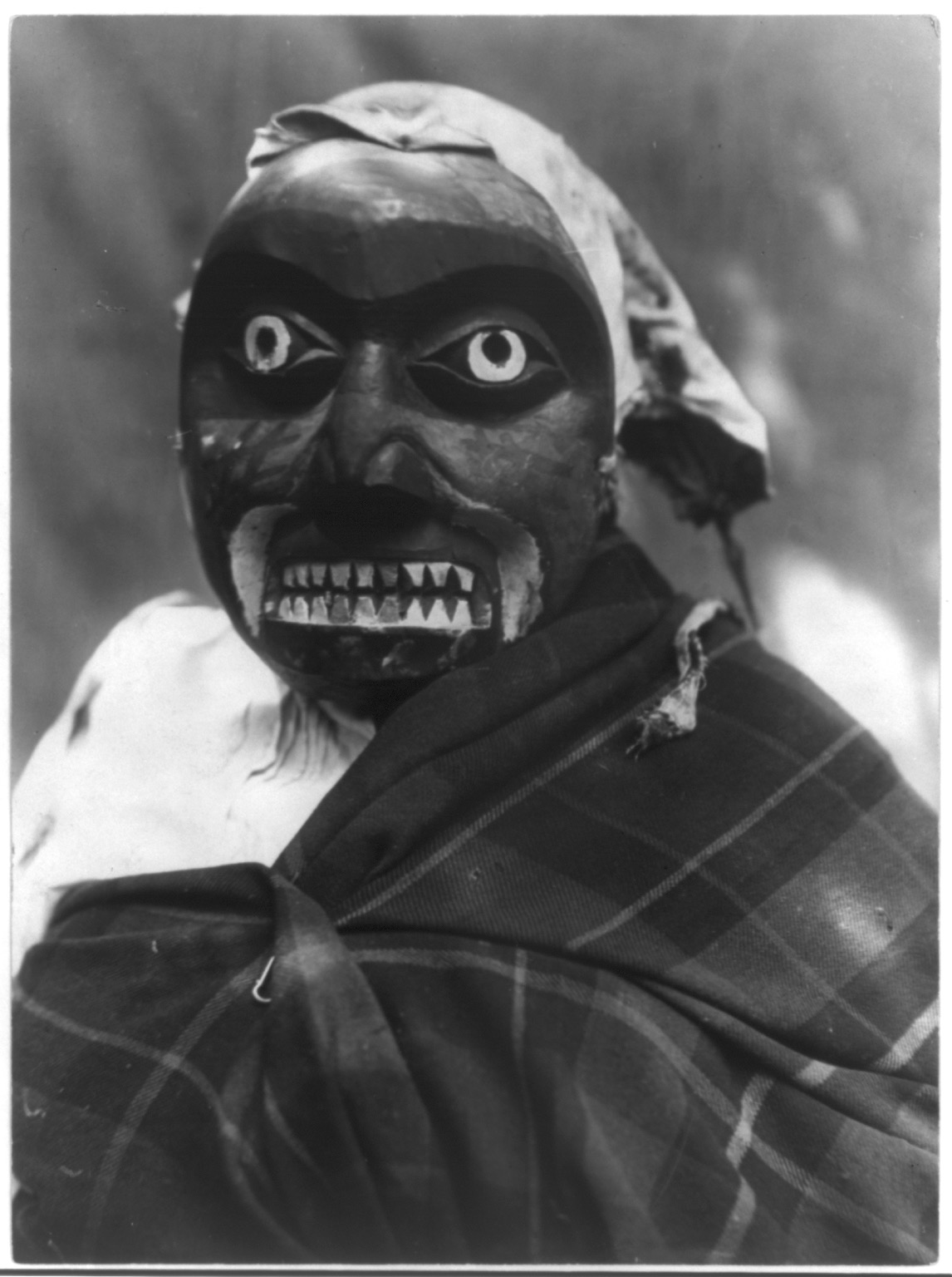 Des masques amérindiens du début du 20ème siècle par Edward S. Curtis des masques amerindiens du debut du 20eme siecle par Edward S Curtis 22 des-masques-amerindiens-du-debut-du-20eme-siecle-par-Edward-S-Curtis-22