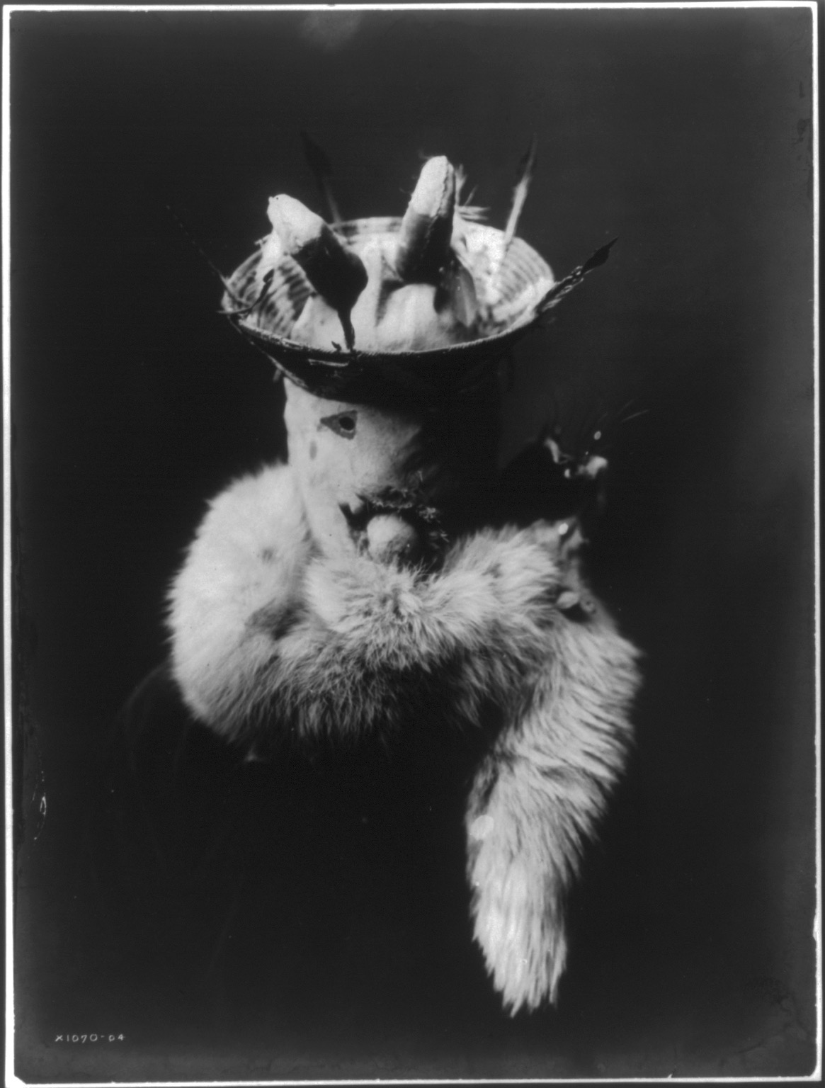 Des masques amérindiens du début du 20ème siècle par Edward S. Curtis des masques amerindiens du debut du 20eme siecle par Edward S Curtis 8 des-masques-amerindiens-du-debut-du-20eme-siecle-par-Edward-S-Curtis-8