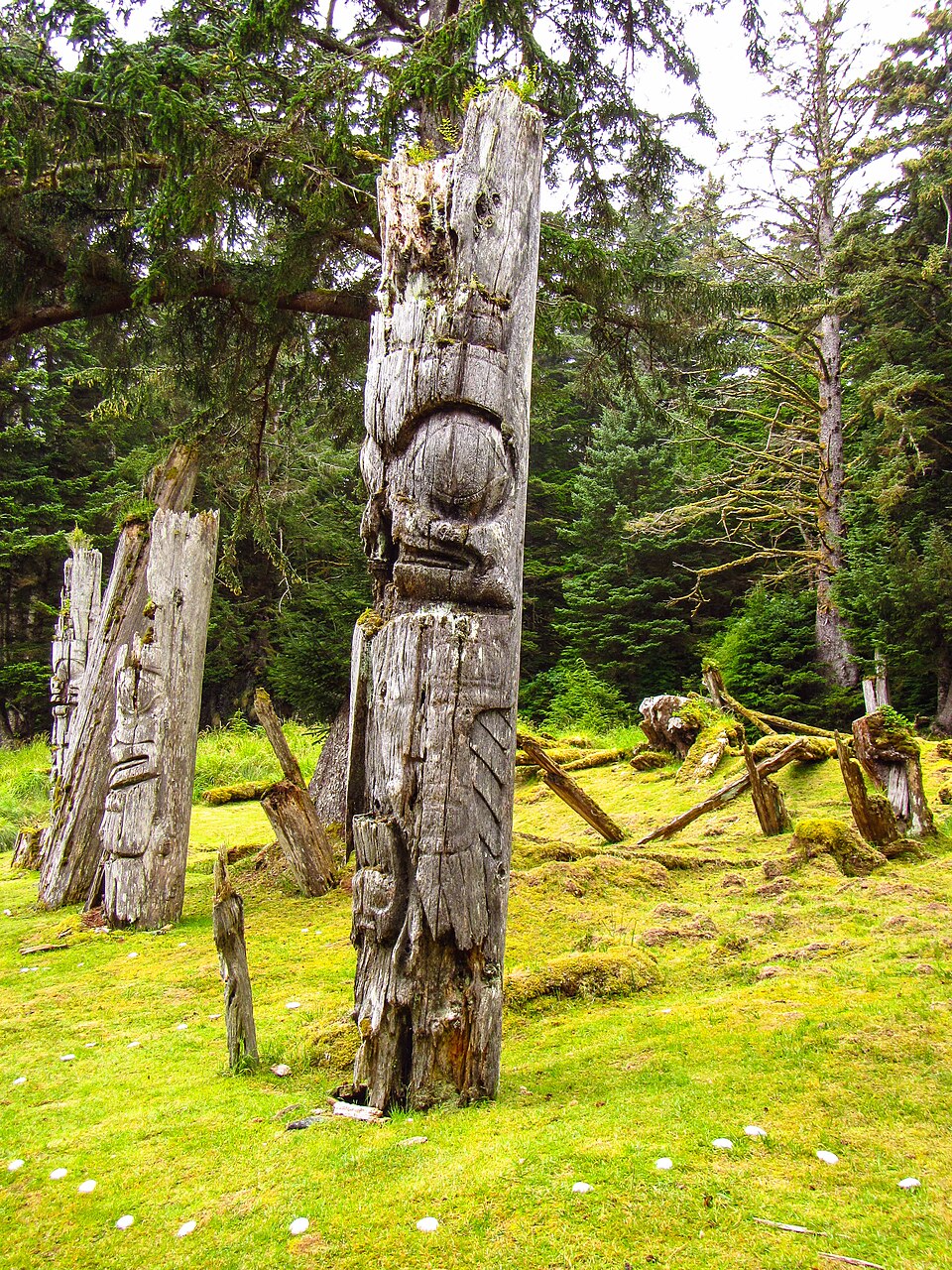 Mâts sculptés de SGang Gwaay à Haida Gwaii, site UNESCO Mâts sculptés de SGang Gwaay à Haida Gwaii, site UNESCO