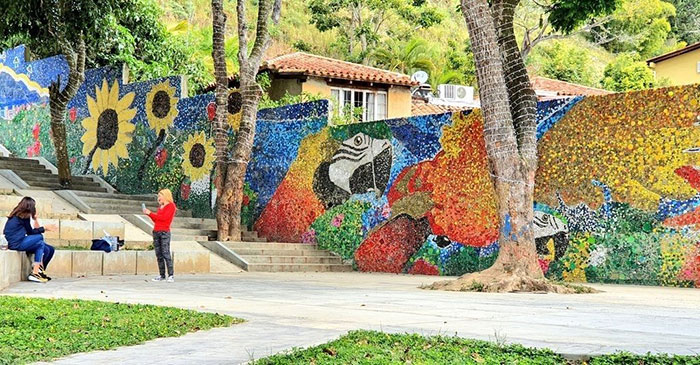 une immense fresque en bouchons de bouteilles plastiques par Oscar Olivares une immense fresque en bouchons de bouteilles plastiques par Oscar Olivares 2 une-immense-fresque-en-bouchons-de-bouteilles-plastiques-par-Oscar-Olivares-2