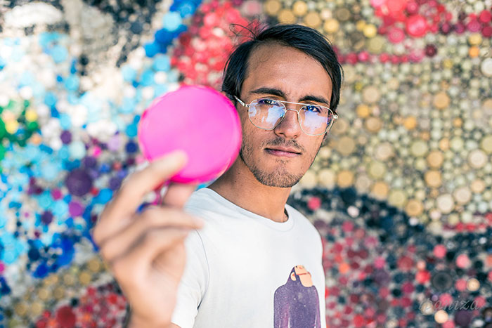 une immense fresque en bouchons de bouteilles plastiques par Oscar Olivares une immense fresque en bouchons de bouteilles plastiques par Oscar Olivares 6 une-immense-fresque-en-bouchons-de-bouteilles-plastiques-par-Oscar-Olivares-6