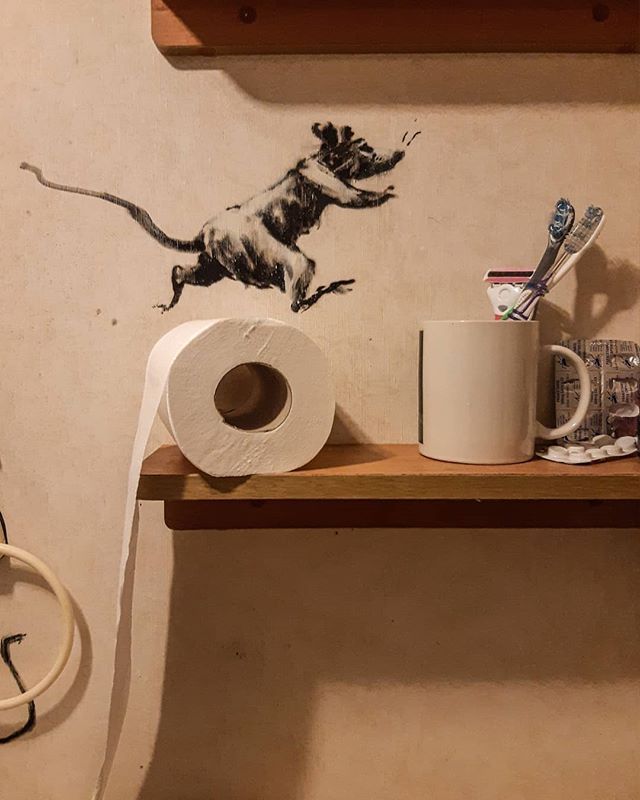 Quand Banksy travaille à domicile, sa femme apprécie peu... Quand Banksy travaille a domicile sa femme apprecie peu salle de bain rats 4 Quand-Banksy-travaille-a-domicile-sa-femme-apprecie-peu-salle-de-bain-rats-4