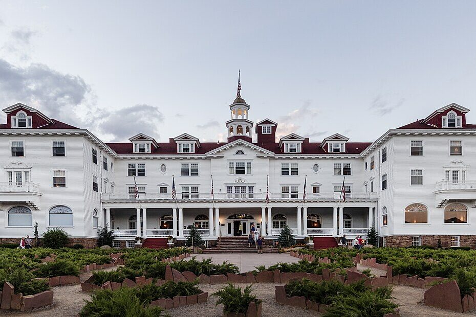Stanley Hotel : l’hôtel du Colorado qui a inspiré Shining à Stephen King stanley hotel estes park colorado Stanley Hotel à Estes Park dans le Colorado avec les montagnes Rocheuses
