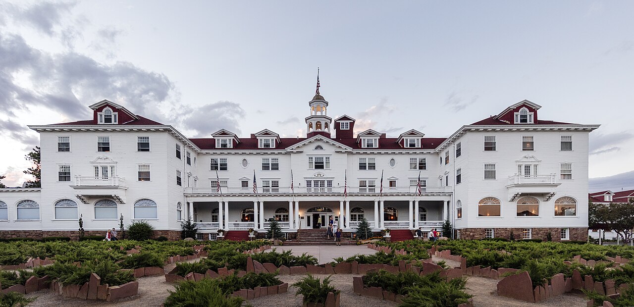 Stanley Hotel à Estes Park dans le Colorado avec les montagnes Rocheuses Stanley Hotel à Estes Park dans le Colorado avec les montagnes Rocheuses