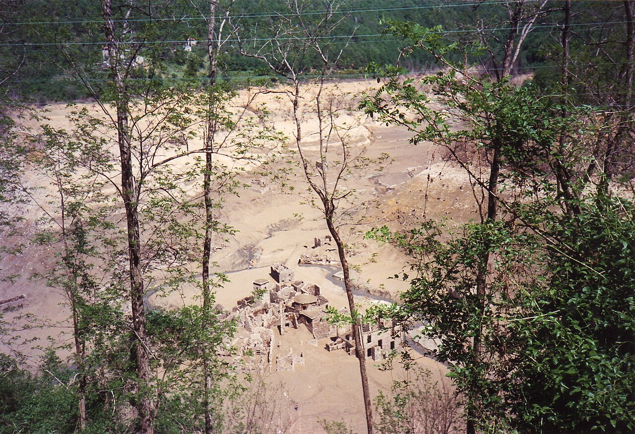 Fabbriche di Careggine un village medieval italien englouti qui devrait bientot refaire surface 3 Fabbriche di Careggine un village medieval italien englouti qui devrait bientot refaire surface 3