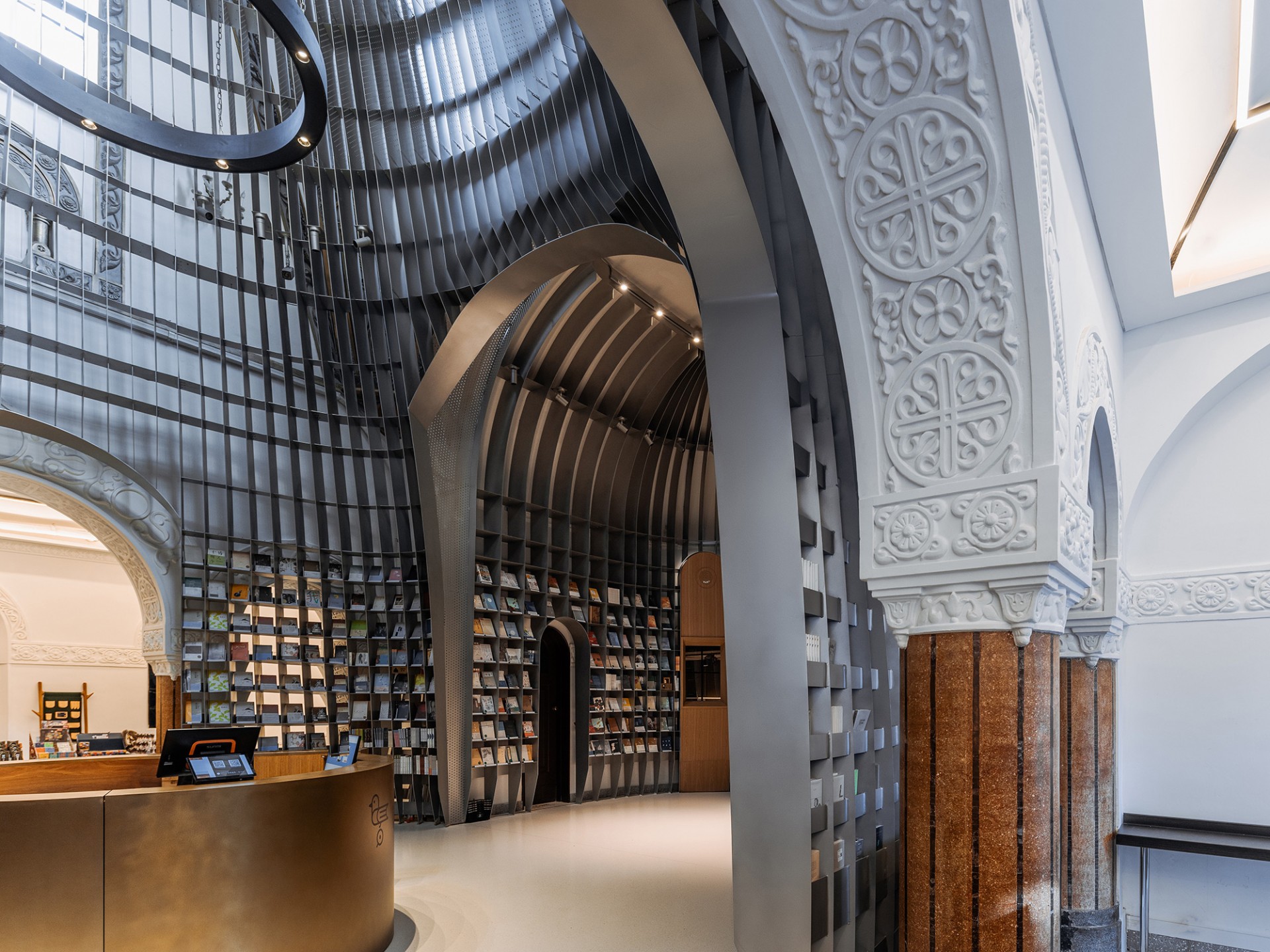 La transformation d'une église en librairie de poêmes La transformation d une eglise en librairie de poemes 3 La-transformation-d-une-eglise-en-librairie-de-poemes-3