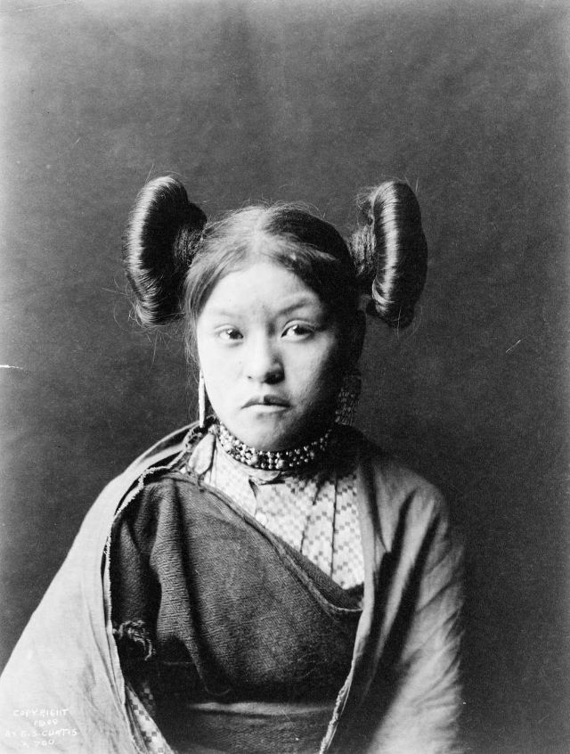 Les coiffures à macarons des indiennes Hopi qui ont inspiré celle de la princesse Leia Les coiffures a macarons des indiennes Hopi qui ont inspire celle de la princesse Leia 14 Les-coiffures-a-macarons-des-indiennes-Hopi-qui-ont-inspire-celle-de-la-princesse-Leia-14