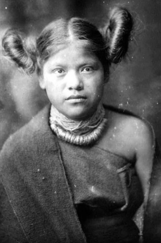 Les coiffures à macarons des indiennes Hopi qui ont inspiré celle de la princesse Leia Les coiffures a macarons des indiennes Hopi qui ont inspire celle de la princesse Leia 15 Les-coiffures-a-macarons-des-indiennes-Hopi-qui-ont-inspire-celle-de-la-princesse-Leia-15