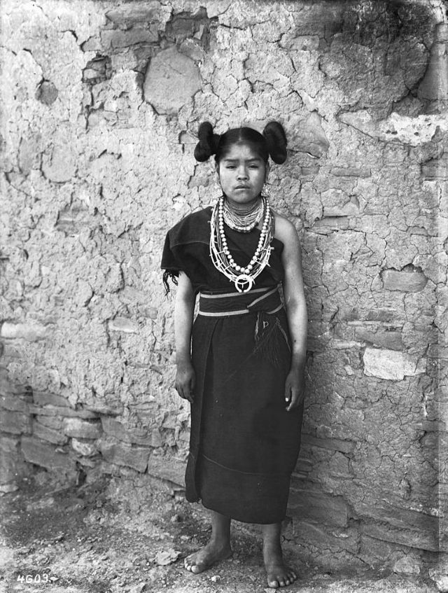 Les coiffures à macarons des indiennes Hopi qui ont inspiré celle de la princesse Leia Les coiffures a macarons des indiennes Hopi qui ont inspire celle de la princesse Leia 17 Les-coiffures-a-macarons-des-indiennes-Hopi-qui-ont-inspire-celle-de-la-princesse-Leia-17