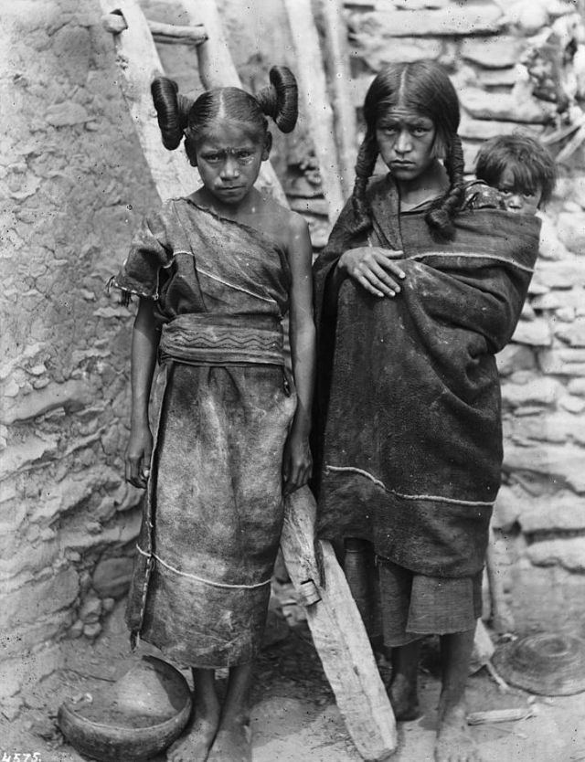 Les coiffures à macarons des indiennes Hopi qui ont inspiré celle de la princesse Leia Les coiffures a macarons des indiennes Hopi qui ont inspire celle de la princesse Leia 22 Les-coiffures-a-macarons-des-indiennes-Hopi-qui-ont-inspire-celle-de-la-princesse-Leia-22