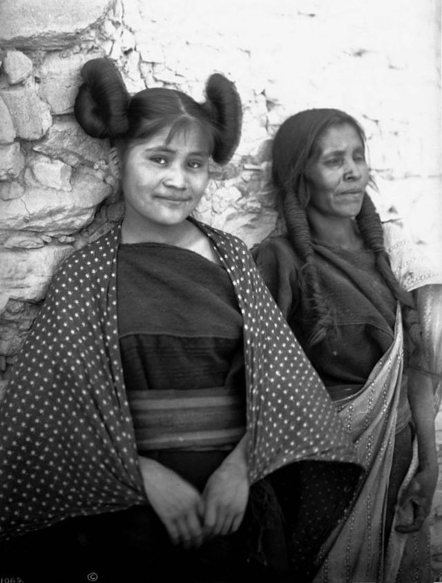 Les coiffures à macarons des indiennes Hopi qui ont inspiré celle de la princesse Leia Les coiffures a macarons des indiennes Hopi qui ont inspire celle de la princesse Leia 23 Les-coiffures-a-macarons-des-indiennes-Hopi-qui-ont-inspire-celle-de-la-princesse-Leia-23