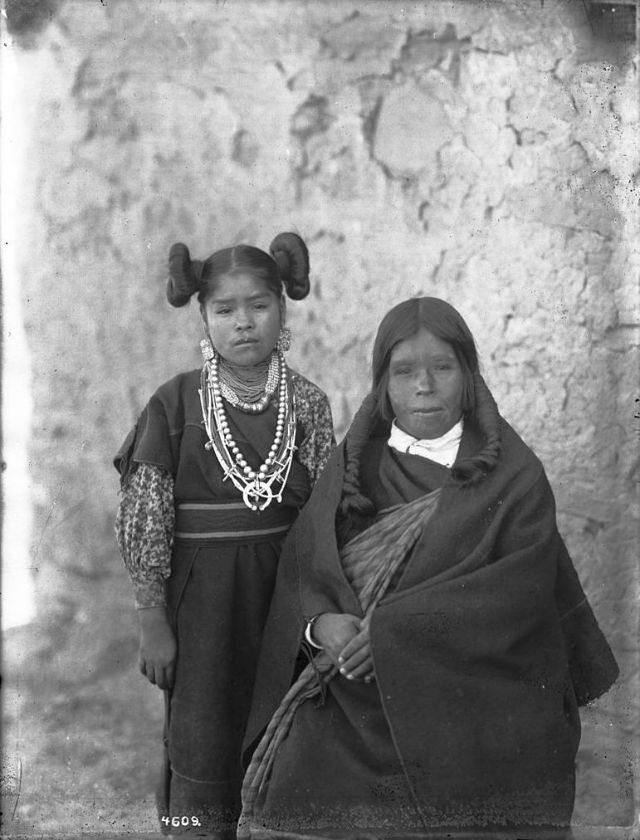 Les coiffures à macarons des indiennes Hopi qui ont inspiré celle de la princesse Leia Les coiffures a macarons des indiennes Hopi qui ont inspire celle de la princesse Leia 24 Les-coiffures-a-macarons-des-indiennes-Hopi-qui-ont-inspire-celle-de-la-princesse-Leia-24