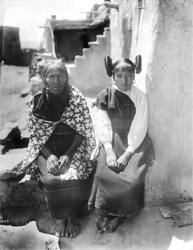 Les coiffures à macarons des indiennes Hopi qui ont inspiré celle de la princesse Leia Les coiffures a macarons des indiennes Hopi qui ont inspire celle de la princesse Leia 25 Les-coiffures-a-macarons-des-indiennes-Hopi-qui-ont-inspire-celle-de-la-princesse-Leia-25
