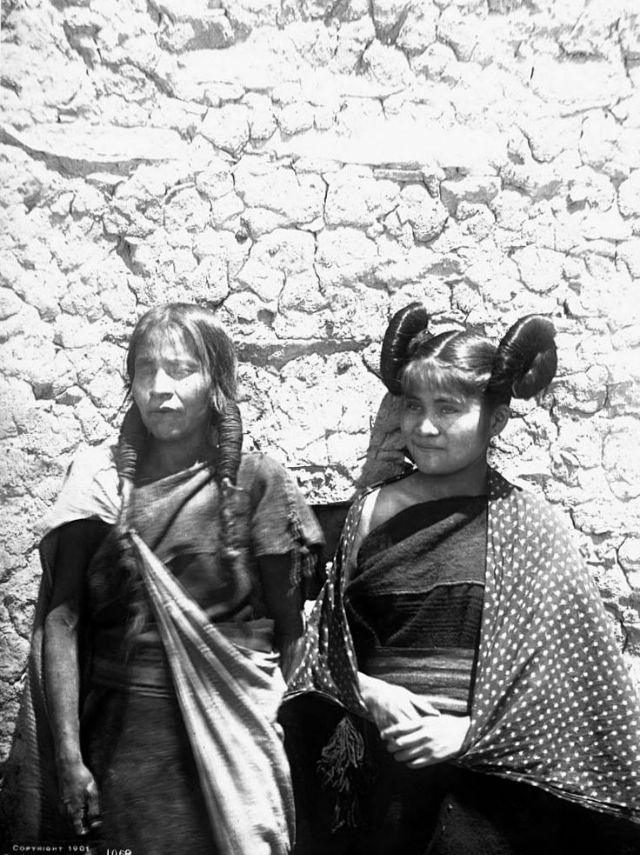 Les coiffures à macarons des indiennes Hopi qui ont inspiré celle de la princesse Leia Les coiffures a macarons des indiennes Hopi qui ont inspire celle de la princesse Leia 26 Les-coiffures-a-macarons-des-indiennes-Hopi-qui-ont-inspire-celle-de-la-princesse-Leia-26