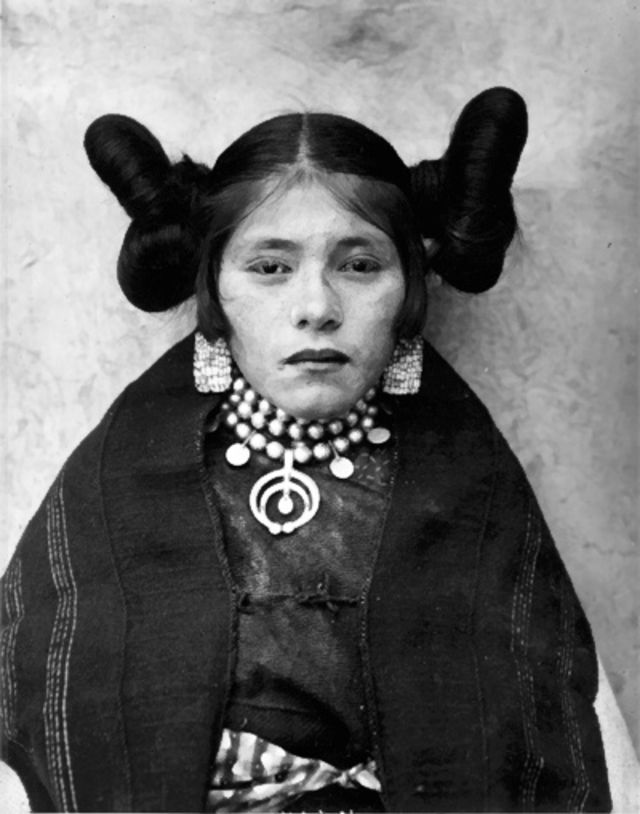 Les coiffures à macarons des indiennes Hopi qui ont inspiré celle de la princesse Leia Les coiffures a macarons des indiennes Hopi qui ont inspire celle de la princesse Leia 6 Les-coiffures-a-macarons-des-indiennes-Hopi-qui-ont-inspire-celle-de-la-princesse-Leia-6