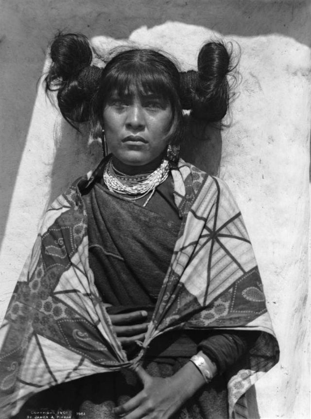 Les coiffures à macarons des indiennes Hopi qui ont inspiré celle de la princesse Leia Les coiffures a macarons des indiennes Hopi qui ont inspire celle de la princesse Leia 7 Les-coiffures-a-macarons-des-indiennes-Hopi-qui-ont-inspire-celle-de-la-princesse-Leia-7