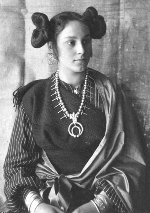 Les coiffures à macarons des indiennes Hopi qui ont inspiré celle de la princesse Leia Les coiffures a macarons des indiennes Hopi qui ont inspire celle de la princesse Leia 9 Les-coiffures-a-macarons-des-indiennes-Hopi-qui-ont-inspire-celle-de-la-princesse-Leia-9