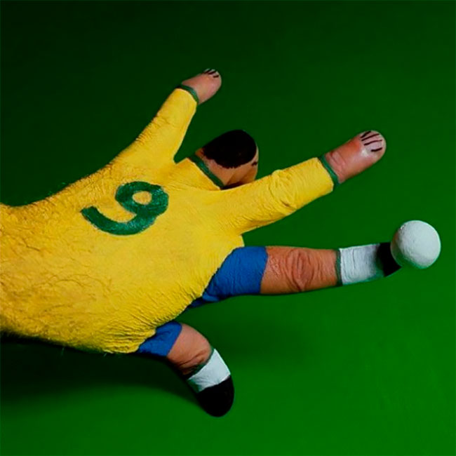 Les fabuleux personnages en body-painting de mains de Mario Mariotti Les personnages en body painting de mains de Mario Mariotti 12 Les-personnages-en-body-painting-de-mains-de-Mario-Mariotti-12