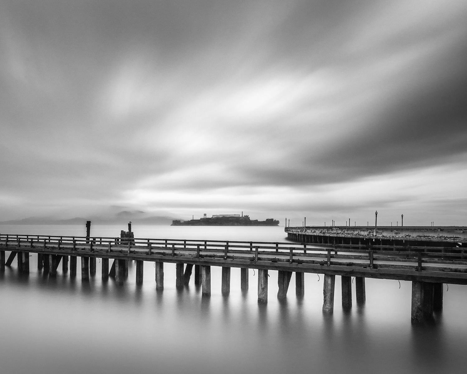Liminality - des panoramas marins en noir et blanc et en longue exposition par Pygmalion Karatzas Liminality des panoramas marins en noir et blanc et en longue exposition par Pygmalion Karatzas 1 alcatraz san francisco Liminality-des-panoramas-marins-en-noir-et-blanc-et-en-longue-exposition-par-Pygmalion-Karatzas-1-alcatraz-san-francisco