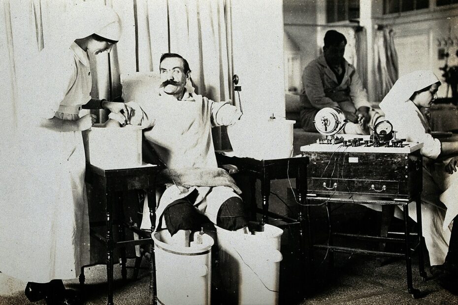 Bain galvanique: le bain à 4 cellules du Dr Schnee bain galvanique quatre cellules hopital haslar Patient utilisant un bain galvanique à quatre cellules pendant la Première Guerre mondiale