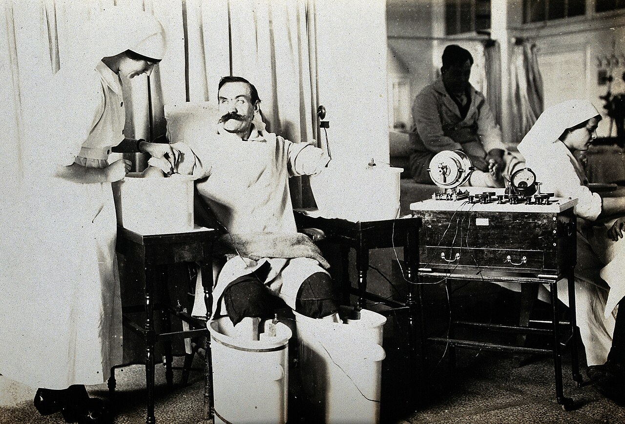 Patient utilisant un bain galvanique à quatre cellules pendant la Première Guerre mondiale Patient utilisant un bain galvanique à quatre cellules pendant la Première Guerre mondiale