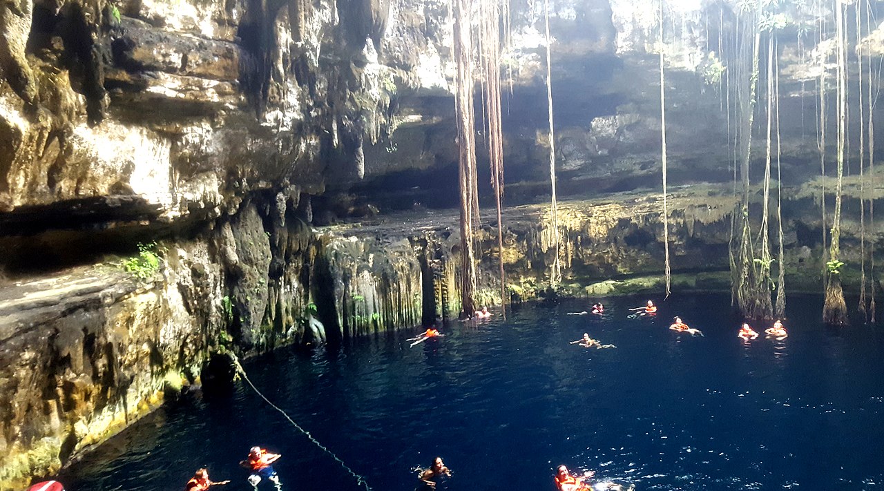 Baignade dans le cénote Oxman près de Valladolid au Yucatán Baignade dans le cénote Oxman près de Valladolid au Yucatán