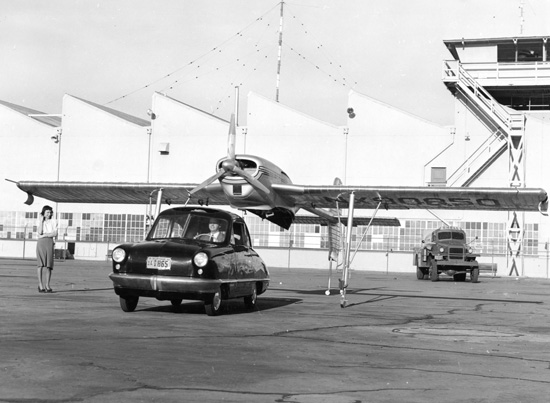Démontage des ailes de la Convair Model 118 Démonstration du démontage des ailes et de l'ensemble aérien de la Convair Model 118 en 1947