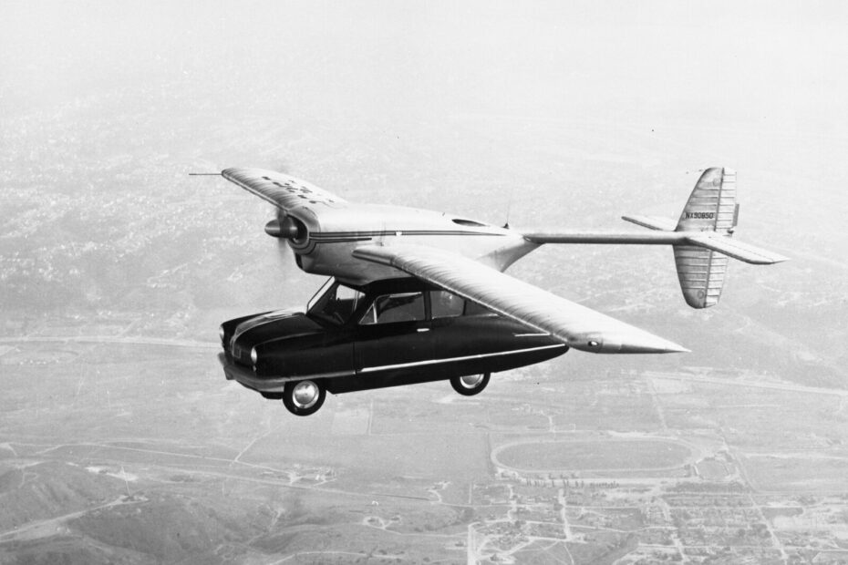 La Convair Model 118 ou ConvairCar, voiture volante de 1947 convair model 118 voiture volante 1947 La Convair Model 118 ou ConvairCar volant au-dessus de San Diego avec ses ailes et son moteur aérien en novembre 1947