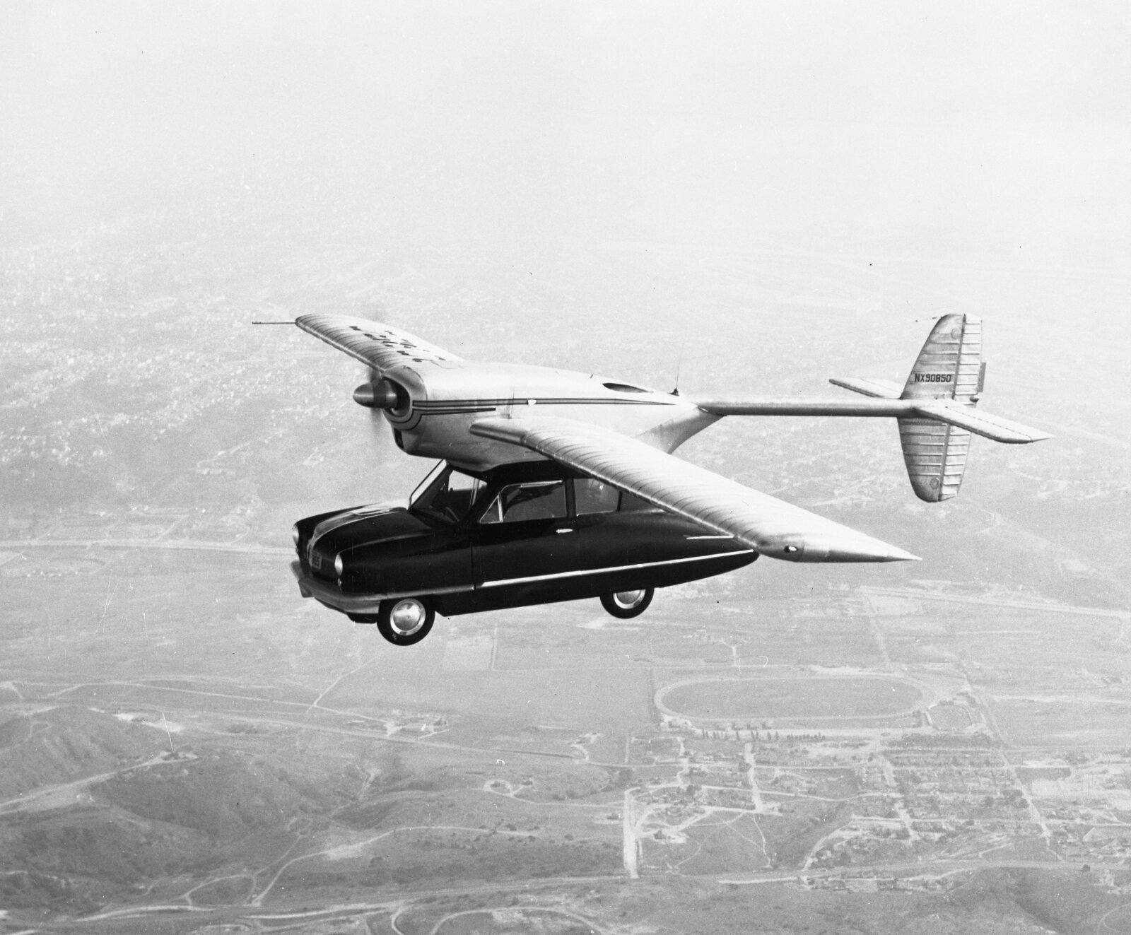 Convair Model 118, voiture volante de 1947 en plein vol La Convair Model 118 ou ConvairCar volant au-dessus de San Diego avec ses ailes et son moteur aérien en novembre 1947