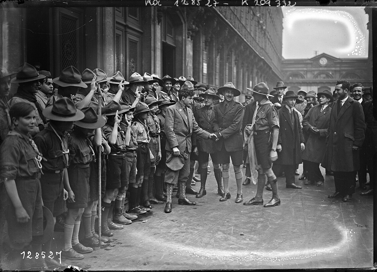Palle Huld accueilli par des scouts à Paris en 1928 après son tour du monde Palle Huld accueilli par des scouts à Paris en 1928 après son tour du monde