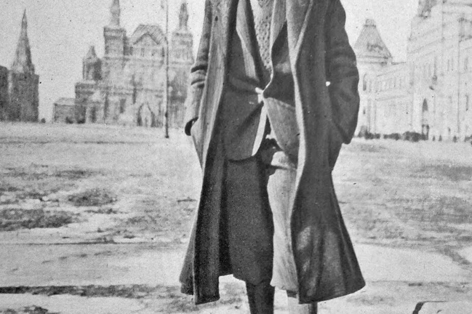 Palle Huld, le « vrai Tintin » qui a fait le tour du monde à 15 ans palle huld place rouge moscou 1928 Palle Huld, le "vrai Tintin", sur la place Rouge à Moscou pendant son tour du monde de 1928