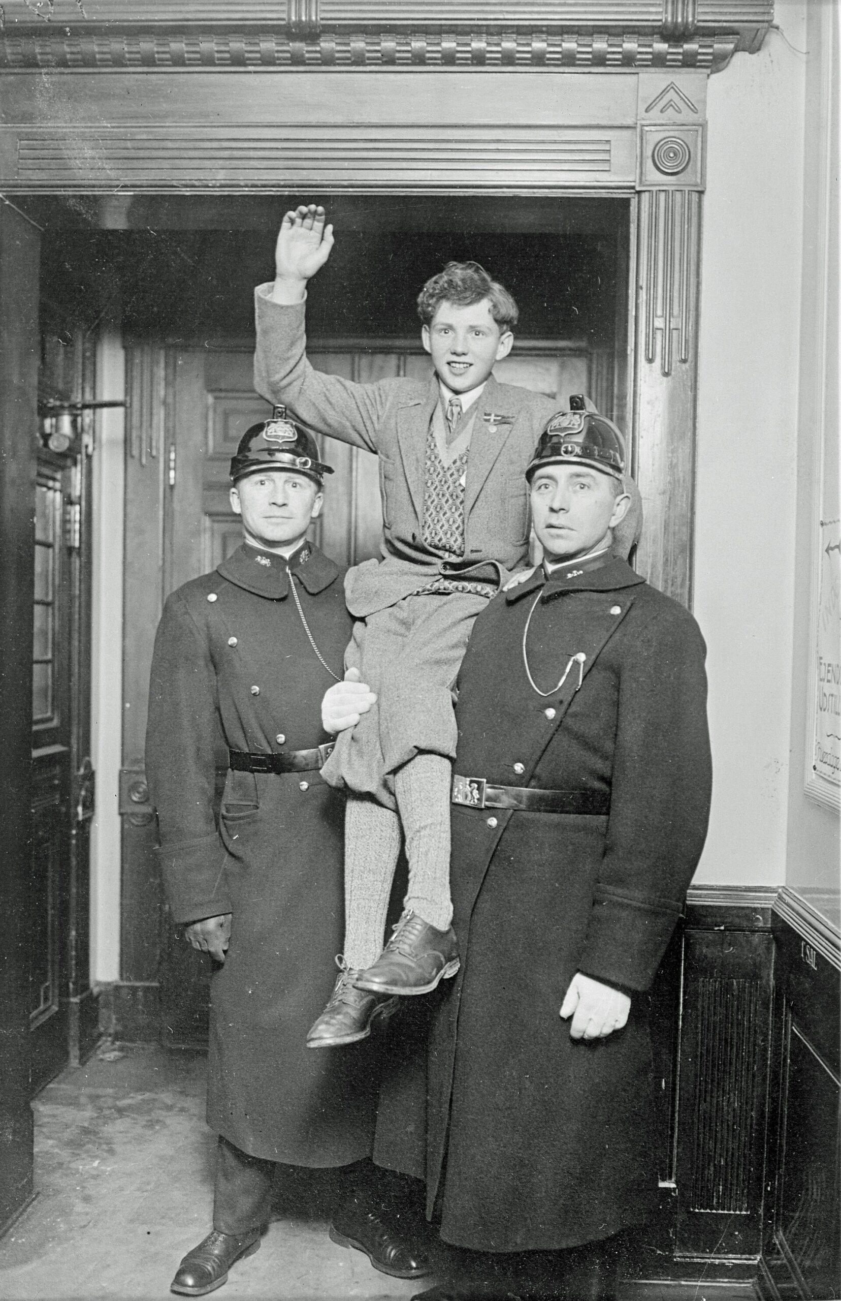Palle Huld entre deux policiers après son voyage autour du monde en 1928 Palle Huld entre deux policiers après son voyage autour du monde en 1928