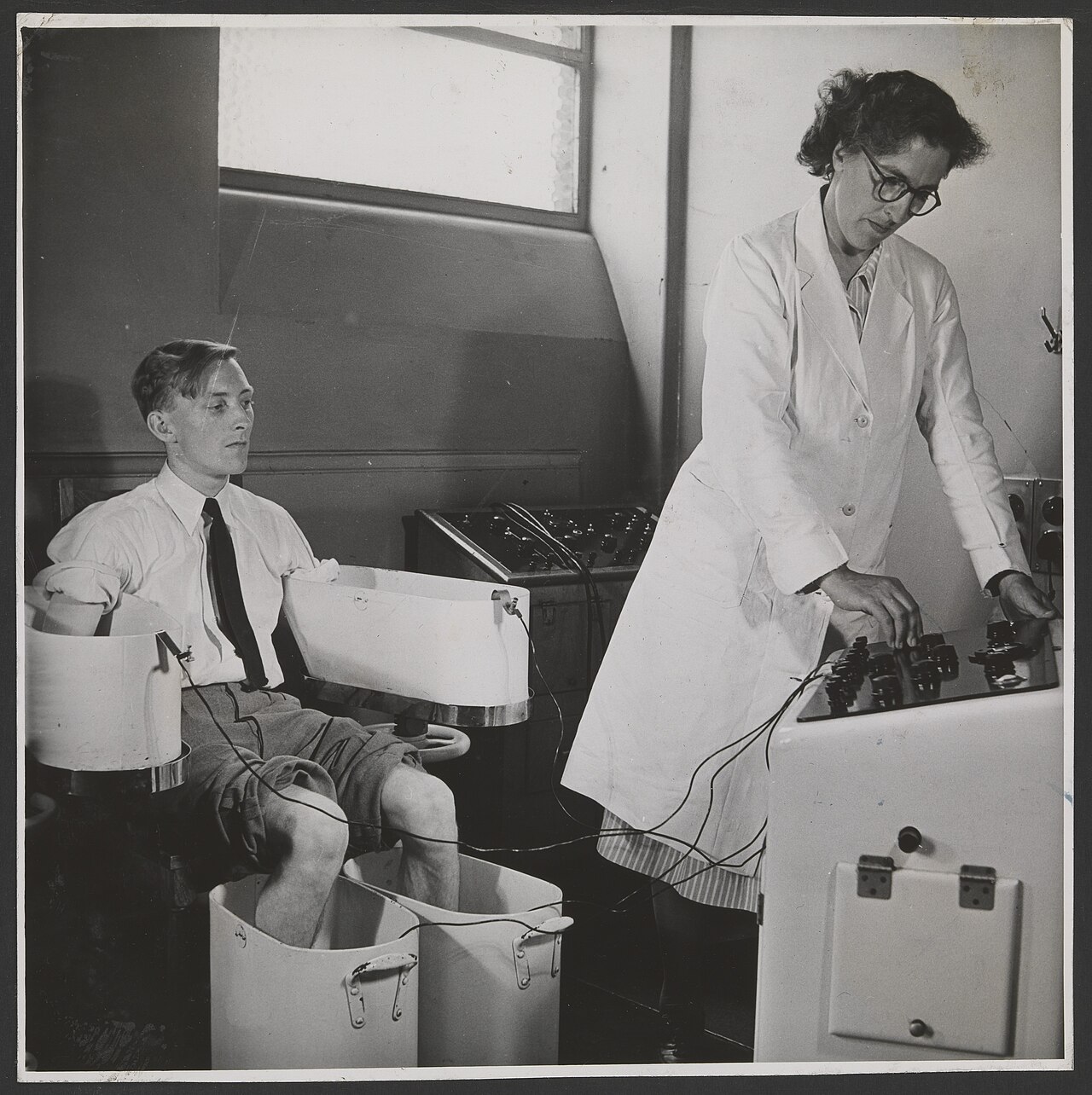 Patient utilisant un bain de Schnee pour une séance d’électrothérapie Patient utilisant un bain de Schnee pour une séance d’électrothérapie