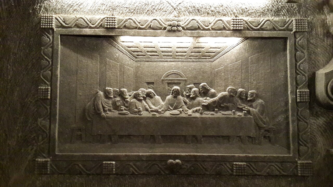 wieliczka cene sculptee sel Bas-relief de la Cène de Léonard de Vinci sculpté dans le sel de la chapelle Sainte-Kinga à Wieliczka