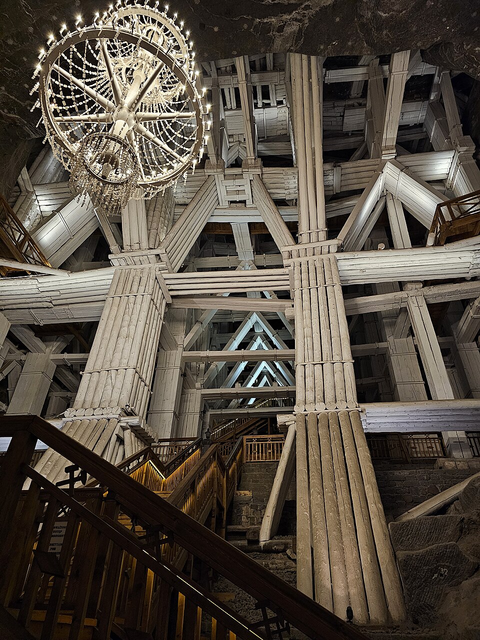 wieliczka chambre michalowice Immense chambre Michałowice dans la mine de Wieliczka avec ses structures de soutènement en bois