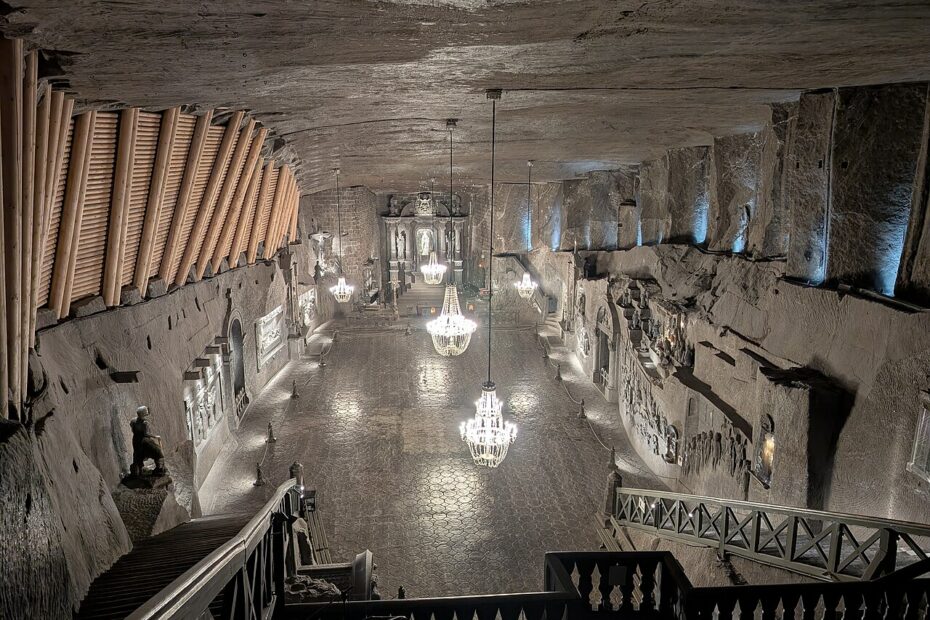 La mine de sel de Wieliczka : une cathédrale souterraine en Pologne wieliczka chapelle sainte kinga Immense chapelle Sainte-Kinga dans la mine de sel de Wieliczka en Pologne, avec ses sculptures et lustres souterrains