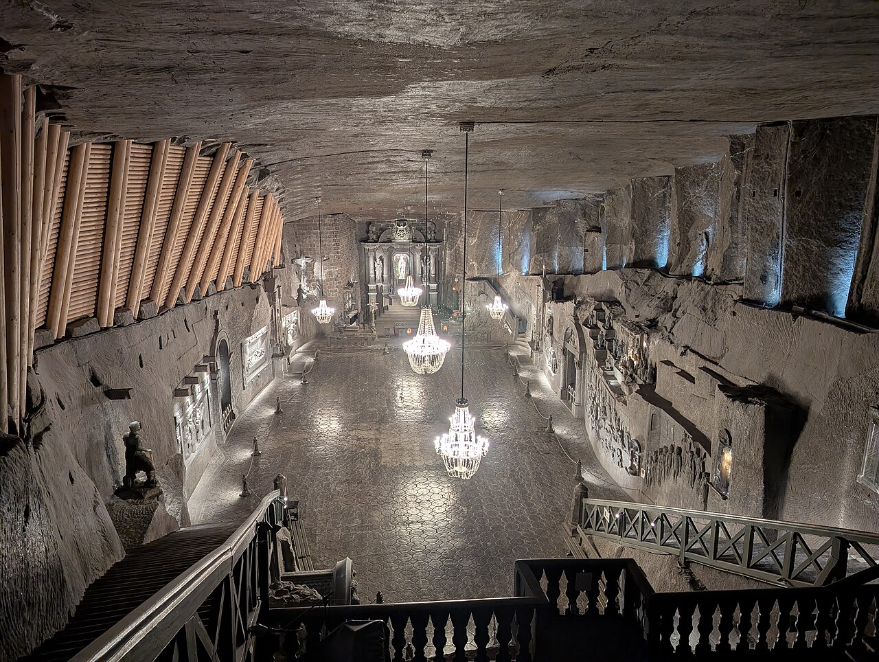 wieliczka chapelle sainte kinga Immense chapelle Sainte-Kinga dans la mine de sel de Wieliczka en Pologne, avec ses sculptures et lustres souterrains