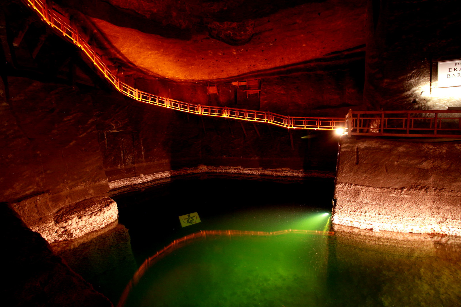 wieliczka lac souterrain erazm baracz Lac souterrain aux eaux bleu-vert dans la chambre Erazm Barącz de la mine de sel de Wieliczka en Pologne