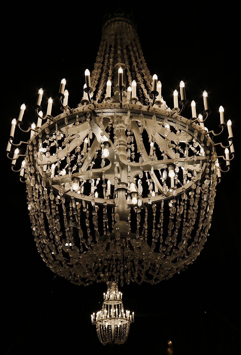 wieliczka lustre cristaux sel Grand lustre aux éléments en cristal de sel suspendu dans la chapelle Sainte-Kinga de Wieliczka