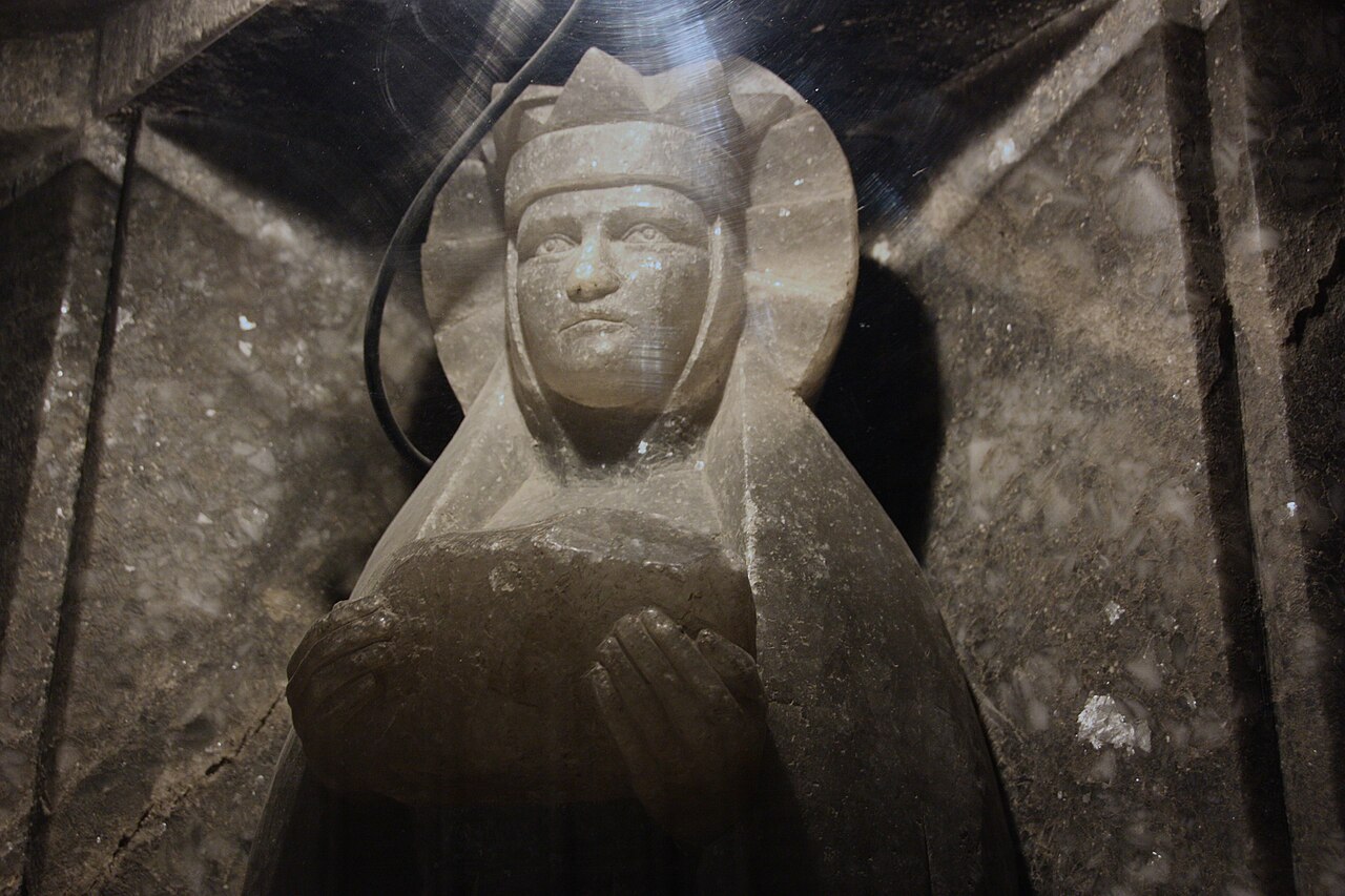 wieliczka statue sainte kinga Statue de sainte Kinga sculptée dans le sel dans la chapelle souterraine de Wieliczka