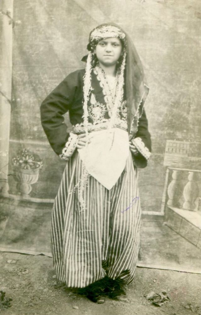 35 portraits de jeunes femmes turques dans les années 1910 à 1930 35 portraits de jeunes femmes turques dans les annees 1910 a 1930 14 35-portraits-de-jeunes-femmes-turques-dans-les-annees-1910-a-1930-14