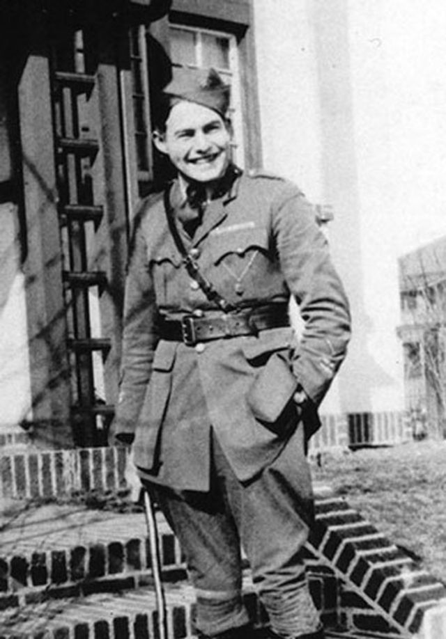 Des photos rares de Ernest Hemingway soldat en Italie durant la première guerre mondiale Des photos rares de Ernest Hemingway soldat en Italie durant la premiere guerre mondiale 3 Des-photos-rares-de-Ernest-Hemingway-soldat-en-Italie-durant-la-premiere-guerre-mondiale-3