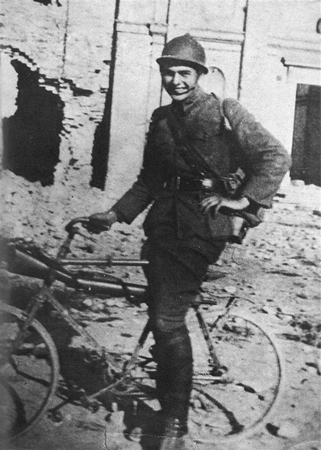 Des photos rares de Ernest Hemingway soldat en Italie durant la première guerre mondiale Des photos rares de Ernest Hemingway soldat en Italie durant la premiere guerre mondiale 4 Des-photos-rares-de-Ernest-Hemingway-soldat-en-Italie-durant-la-premiere-guerre-mondiale-4