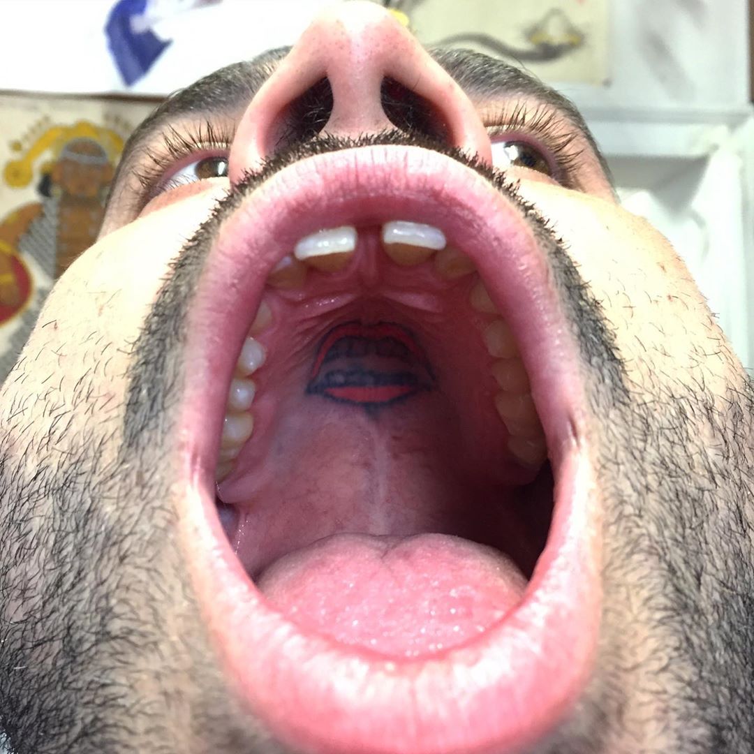 Les tatouages du palais de la bouche de Indy Voet Les tatouages du palais de la bouche de Indy Voet 4 Les-tatouages-du-palais-de-la-bouche-de-Indy-Voet-4