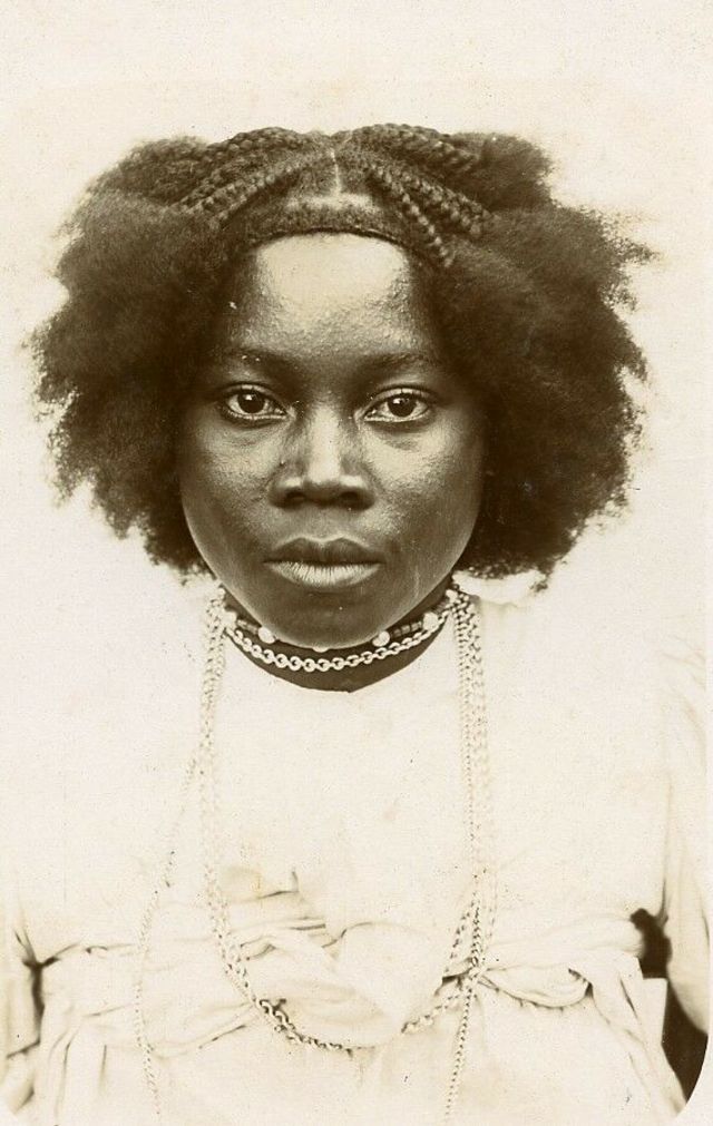 20 clichés de coiffures de femmes malgaches du début du XXème siècle 20 cliches de coiffures de femmes malgaches du debut du XXeme siecle 19 20-cliches-de-coiffures-de-femmes-malgaches-du-debut-du-XXeme-siecle-19