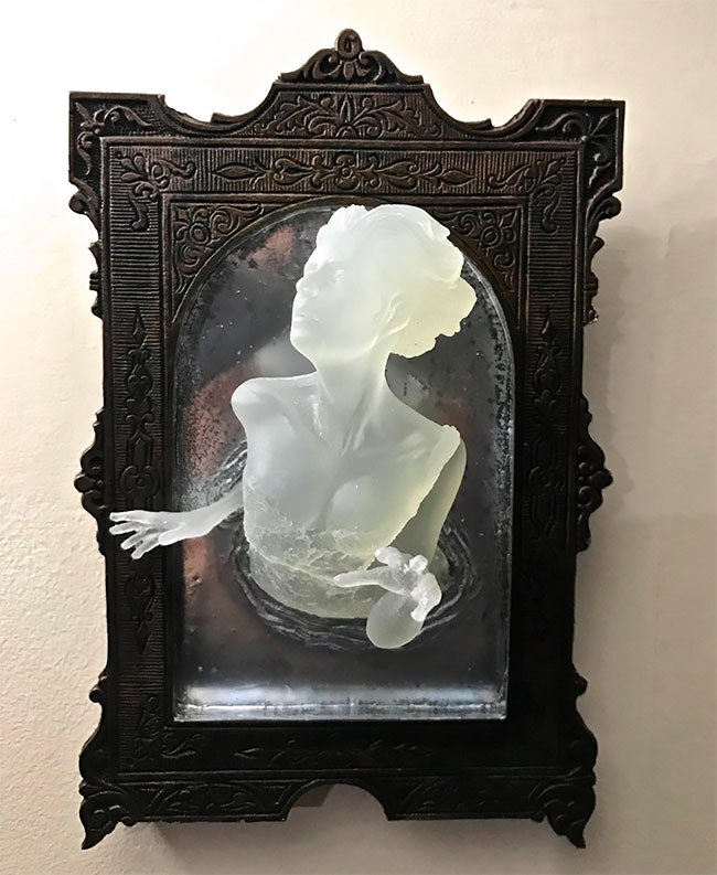 Les sculptures de fantômes sortant d'un miroir de Michael Locascio Les sculptures de fantomes sortant d un miroir de Michael Locascio 3 Les-sculptures-de-fantomes-sortant-d-un miroir-de-Michael-Locascio-3